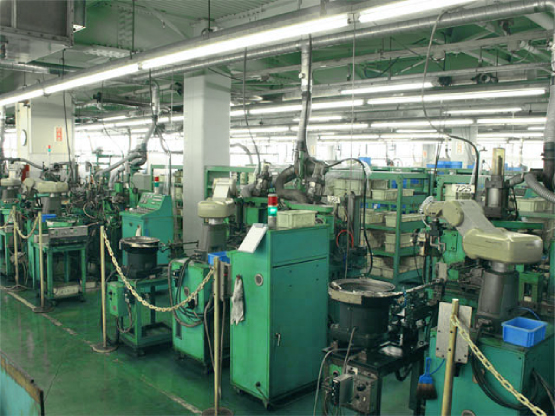 丁番加工機（ロボットにより自動供給）